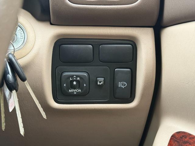 ランドクルーザー１００ ＶＸリミテッドＧセレクション４ＷＤサンルーフ試乗ＯＫ　４ＷＤ　３列８人乗り　サンルーフ　ルーフレール　フロントエアロ　サイドステップ　リアスポイラー　背面タイヤ　センターデフロック　ハイトコントロール　クルコン　ＥＴＣ　キーレス　前席ヒーター　試乗ＯＫ（46枚目）