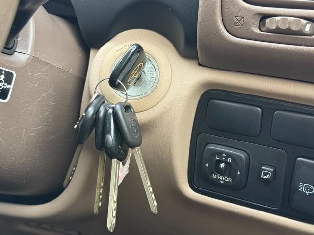 ランドクルーザー１００ ＶＸリミテッドＧセレクション４ＷＤサンルーフ試乗ＯＫ　４ＷＤ　３列８人乗り　サンルーフ　ルーフレール　フロントエアロ　サイドステップ　リアスポイラー　背面タイヤ　センターデフロック　ハイトコントロール　クルコン　ＥＴＣ　キーレス　前席ヒーター　試乗ＯＫ（47枚目）