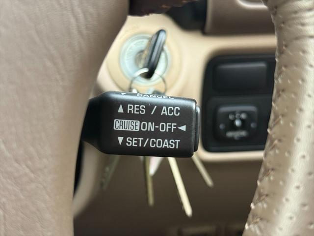 ランドクルーザー１００ ＶＸリミテッドＧセレクション４ＷＤサンルーフ試乗ＯＫ　４ＷＤ　３列８人乗り　サンルーフ　ルーフレール　フロントエアロ　サイドステップ　リアスポイラー　背面タイヤ　センターデフロック　ハイトコントロール　クルコン　ＥＴＣ　キーレス　前席ヒーター　試乗ＯＫ（48枚目）