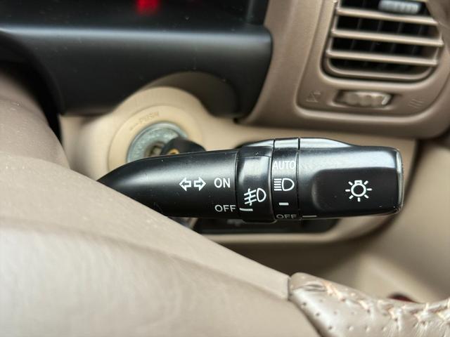 ランドクルーザー１００ ＶＸリミテッドＧセレクション４ＷＤサンルーフ試乗ＯＫ　４ＷＤ　３列８人乗り　サンルーフ　ルーフレール　フロントエアロ　サイドステップ　リアスポイラー　背面タイヤ　センターデフロック　ハイトコントロール　クルコン　ＥＴＣ　キーレス　前席ヒーター　試乗ＯＫ（49枚目）