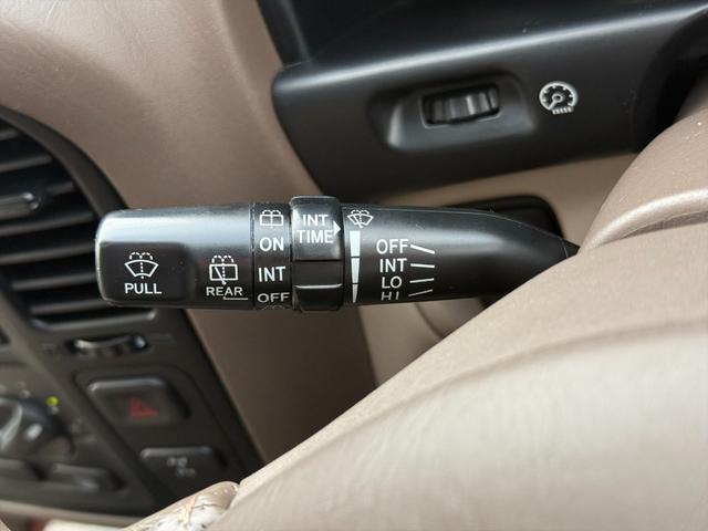 ランドクルーザー１００ ＶＸリミテッドＧセレクション４ＷＤサンルーフ試乗ＯＫ　４ＷＤ　３列８人乗り　サンルーフ　ルーフレール　フロントエアロ　サイドステップ　リアスポイラー　背面タイヤ　センターデフロック　ハイトコントロール　クルコン　ＥＴＣ　キーレス　前席ヒーター　試乗ＯＫ（50枚目）