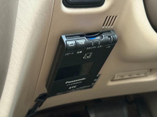 ランドクルーザー１００ ＶＸリミテッドＧセレクション４ＷＤサンルーフ試乗ＯＫ　４ＷＤ　３列８人乗り　サンルーフ　ルーフレール　フロントエアロ　サイドステップ　リアスポイラー　背面タイヤ　センターデフロック　ハイトコントロール　クルコン　ＥＴＣ　キーレス　前席ヒーター　試乗ＯＫ（51枚目）