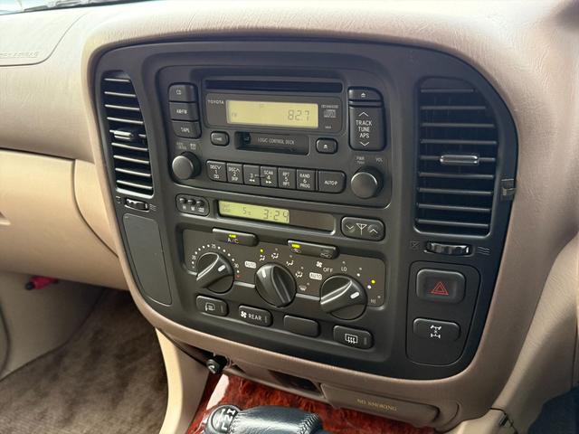 ランドクルーザー１００ ＶＸリミテッドＧセレクション４ＷＤサンルーフ試乗ＯＫ　４ＷＤ　３列８人乗り　サンルーフ　ルーフレール　フロントエアロ　サイドステップ　リアスポイラー　背面タイヤ　センターデフロック　ハイトコントロール　クルコン　ＥＴＣ　キーレス　前席ヒーター　試乗ＯＫ（52枚目）