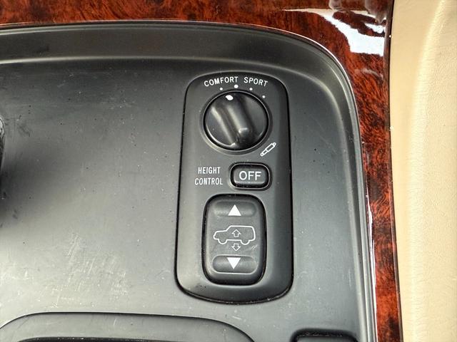 ランドクルーザー１００ ＶＸリミテッドＧセレクション４ＷＤサンルーフ試乗ＯＫ　４ＷＤ　３列８人乗り　サンルーフ　ルーフレール　フロントエアロ　サイドステップ　リアスポイラー　背面タイヤ　センターデフロック　ハイトコントロール　クルコン　ＥＴＣ　キーレス　前席ヒーター　試乗ＯＫ（57枚目）