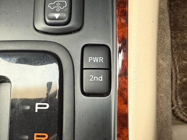 ランドクルーザー１００ ＶＸリミテッドＧセレクション４ＷＤサンルーフ試乗ＯＫ　４ＷＤ　３列８人乗り　サンルーフ　ルーフレール　フロントエアロ　サイドステップ　リアスポイラー　背面タイヤ　センターデフロック　ハイトコントロール　クルコン　ＥＴＣ　キーレス　前席ヒーター　試乗ＯＫ（58枚目）