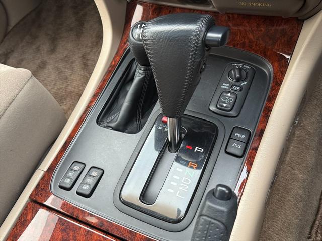 ランドクルーザー１００ ＶＸリミテッドＧセレクション４ＷＤサンルーフ試乗ＯＫ　４ＷＤ　３列８人乗り　サンルーフ　ルーフレール　フロントエアロ　サイドステップ　リアスポイラー　背面タイヤ　センターデフロック　ハイトコントロール　クルコン　ＥＴＣ　キーレス　前席ヒーター　試乗ＯＫ（59枚目）