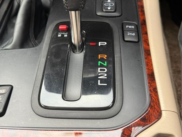 ランドクルーザー１００ ＶＸリミテッドＧセレクション４ＷＤサンルーフ試乗ＯＫ　４ＷＤ　３列８人乗り　サンルーフ　ルーフレール　フロントエアロ　サイドステップ　リアスポイラー　背面タイヤ　センターデフロック　ハイトコントロール　クルコン　ＥＴＣ　キーレス　前席ヒーター　試乗ＯＫ（60枚目）