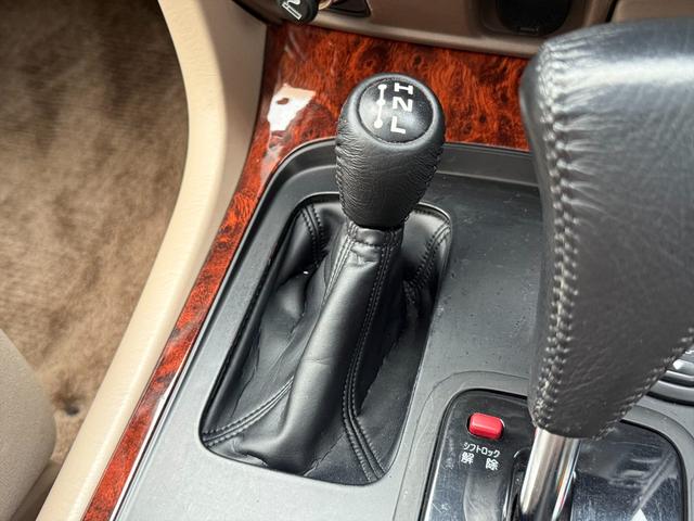 ランドクルーザー１００ ＶＸリミテッドＧセレクション４ＷＤサンルーフ試乗ＯＫ　４ＷＤ　３列８人乗り　サンルーフ　ルーフレール　フロントエアロ　サイドステップ　リアスポイラー　背面タイヤ　センターデフロック　ハイトコントロール　クルコン　ＥＴＣ　キーレス　前席ヒーター　試乗ＯＫ（61枚目）