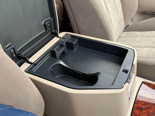 ランドクルーザー１００ ＶＸリミテッドＧセレクション４ＷＤサンルーフ試乗ＯＫ　４ＷＤ　３列８人乗り　サンルーフ　ルーフレール　フロントエアロ　サイドステップ　リアスポイラー　背面タイヤ　センターデフロック　ハイトコントロール　クルコン　ＥＴＣ　キーレス　前席ヒーター　試乗ＯＫ（64枚目）