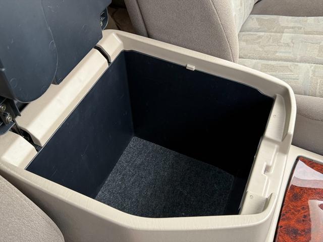 ランドクルーザー１００ ＶＸリミテッドＧセレクション４ＷＤサンルーフ試乗ＯＫ　４ＷＤ　３列８人乗り　サンルーフ　ルーフレール　フロントエアロ　サイドステップ　リアスポイラー　背面タイヤ　センターデフロック　ハイトコントロール　クルコン　ＥＴＣ　キーレス　前席ヒーター　試乗ＯＫ（65枚目）