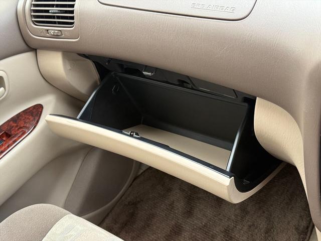 ランドクルーザー１００ ＶＸリミテッドＧセレクション４ＷＤサンルーフ試乗ＯＫ　４ＷＤ　３列８人乗り　サンルーフ　ルーフレール　フロントエアロ　サイドステップ　リアスポイラー　背面タイヤ　センターデフロック　ハイトコントロール　クルコン　ＥＴＣ　キーレス　前席ヒーター　試乗ＯＫ（66枚目）