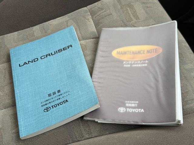 ランドクルーザー１００ ＶＸリミテッドＧセレクション４ＷＤサンルーフ試乗ＯＫ　４ＷＤ　３列８人乗り　サンルーフ　ルーフレール　フロントエアロ　サイドステップ　リアスポイラー　背面タイヤ　センターデフロック　ハイトコントロール　クルコン　ＥＴＣ　キーレス　前席ヒーター　試乗ＯＫ（67枚目）