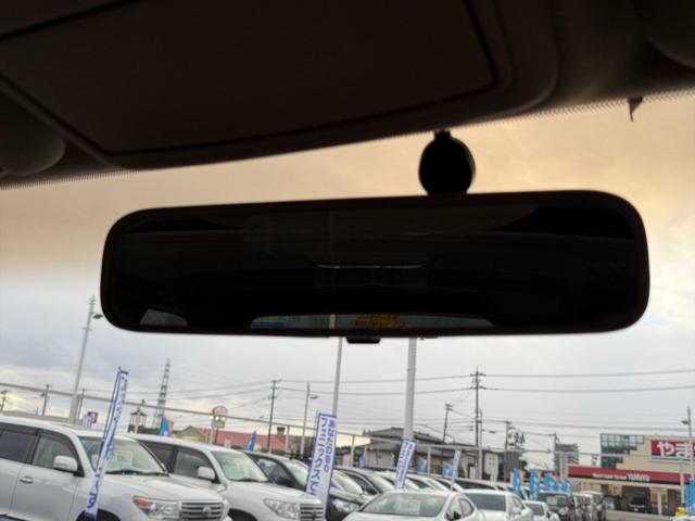 ランドクルーザー１００ ＶＸリミテッドＧセレクション４ＷＤサンルーフ試乗ＯＫ　４ＷＤ　３列８人乗り　サンルーフ　ルーフレール　フロントエアロ　サイドステップ　リアスポイラー　背面タイヤ　センターデフロック　ハイトコントロール　クルコン　ＥＴＣ　キーレス　前席ヒーター　試乗ＯＫ（70枚目）