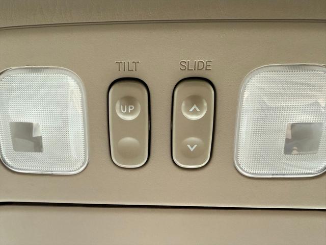 ランドクルーザー１００ ＶＸリミテッドＧセレクション４ＷＤサンルーフ試乗ＯＫ　４ＷＤ　３列８人乗り　サンルーフ　ルーフレール　フロントエアロ　サイドステップ　リアスポイラー　背面タイヤ　センターデフロック　ハイトコントロール　クルコン　ＥＴＣ　キーレス　前席ヒーター　試乗ＯＫ（72枚目）