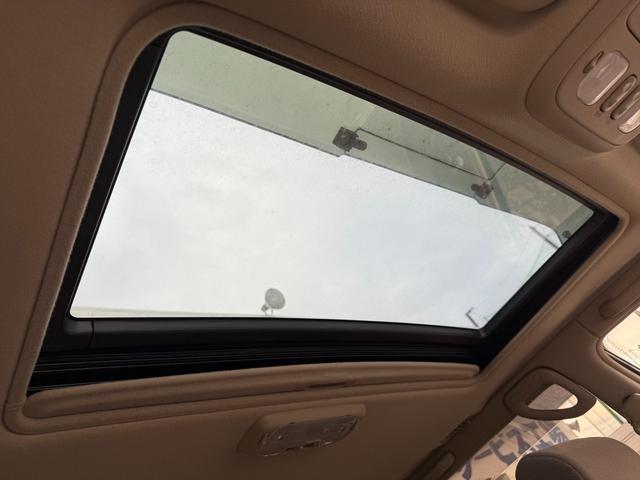 ランドクルーザー１００ ＶＸリミテッドＧセレクション４ＷＤサンルーフ試乗ＯＫ　４ＷＤ　３列８人乗り　サンルーフ　ルーフレール　フロントエアロ　サイドステップ　リアスポイラー　背面タイヤ　センターデフロック　ハイトコントロール　クルコン　ＥＴＣ　キーレス　前席ヒーター　試乗ＯＫ（73枚目）