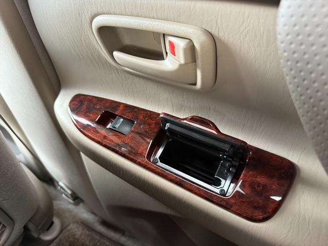 ランドクルーザー１００ ＶＸリミテッドＧセレクション４ＷＤサンルーフ試乗ＯＫ　４ＷＤ　３列８人乗り　サンルーフ　ルーフレール　フロントエアロ　サイドステップ　リアスポイラー　背面タイヤ　センターデフロック　ハイトコントロール　クルコン　ＥＴＣ　キーレス　前席ヒーター　試乗ＯＫ（74枚目）