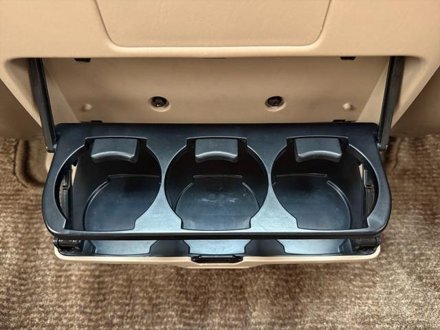 ランドクルーザー１００ ＶＸリミテッドＧセレクション４ＷＤサンルーフ試乗ＯＫ　４ＷＤ　３列８人乗り　サンルーフ　ルーフレール　フロントエアロ　サイドステップ　リアスポイラー　背面タイヤ　センターデフロック　ハイトコントロール　クルコン　ＥＴＣ　キーレス　前席ヒーター　試乗ＯＫ（76枚目）