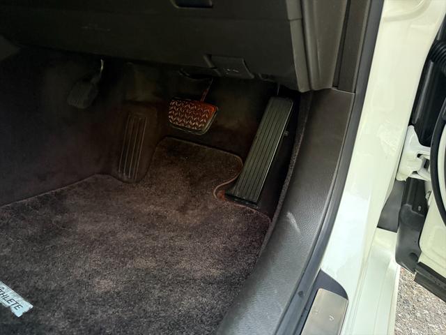 クラウン アスリート後期 TRDエアロ クルーズコントロール 純正ナビ 後期型 TRDフルエアロ クルーズコントロール メーカーナビ バックカメラ Bluetooth DVD再生 フルセグ パワーシート オートHIDライト ビルトインETC スマートキー フォグ 試乗OK(19枚目)