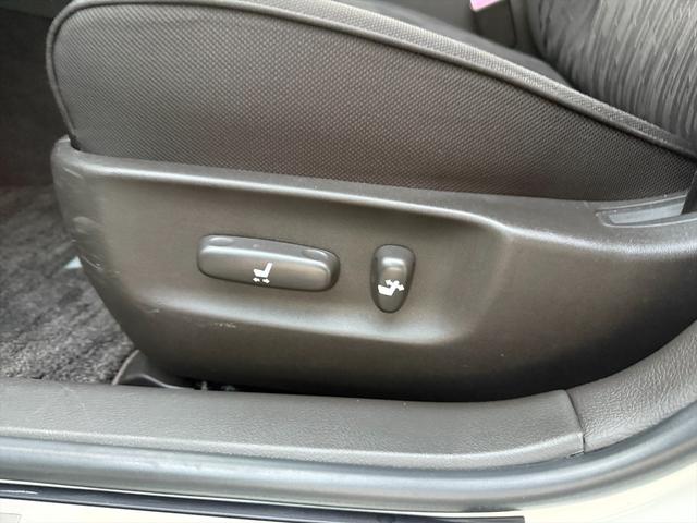 クラウン アスリート後期 TRDエアロ クルーズコントロール 純正ナビ 後期型 TRDフルエアロ クルーズコントロール メーカーナビ バックカメラ Bluetooth DVD再生 フルセグ パワーシート オートHIDライト ビルトインETC スマートキー フォグ 試乗OK(25枚目)