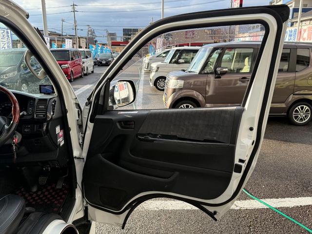 レジアスエースバン ロングスーパーＧＬ４ＷＤディーゼルＴタイベル交換済☆試乗ＯＫ　タイベル交換済　モデリスタフルエアロ　エアロボンネット　ＴＯＭ’ｓテールランプ　ＮＡＳＣＡＲタイヤ　１０インチアンドロイドナビ　Ｙｏｕｔｕｂｅアプリ　Ｂｌｕｅｔｏｏｔｈ　バックカメラ　ＥＴＣ　試乗ＯＫ（17枚目）