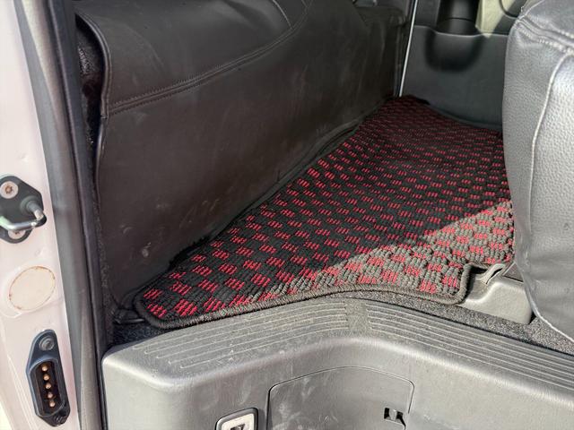 レジアスエースバン ロングスーパーＧＬ４ＷＤディーゼルＴタイベル交換済☆試乗ＯＫ　タイベル交換済　モデリスタフルエアロ　エアロボンネット　ＴＯＭ’ｓテールランプ　ＮＡＳＣＡＲタイヤ　１０インチアンドロイドナビ　Ｙｏｕｔｕｂｅアプリ　Ｂｌｕｅｔｏｏｔｈ　バックカメラ　ＥＴＣ　試乗ＯＫ（28枚目）