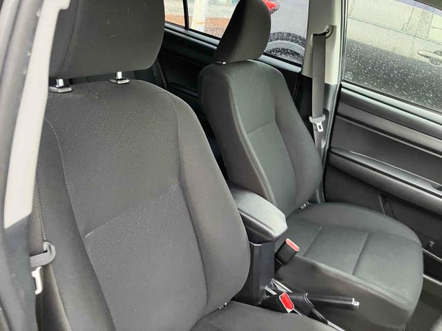 カローラフィールダー ハイブリッド　ＥＸ　ドライブレコーダー　衝突被害軽減システム　スマートキー　電動格納ミラー　ＣＶＴ　盗難防止システム　衝突安全ボディ　ＡＢＳ　ＥＳＣ　エアコン　パワーステアリング　パワーウィンドウ　運転席エアバッグ（19枚目）