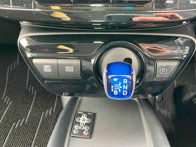 必ず使用するシフトレバー。確りと確認したいですね。