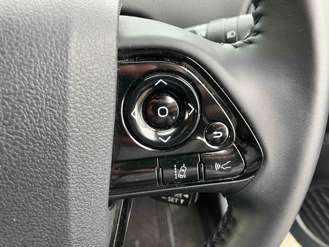 【レーンアシスト】走行中にカメラで車線を認識し、車線を逸脱しそうなときに警報を発したり、さらに進んでステアリング補正を行ったりする機能。