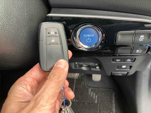 スマートエントリーキーシステムです。鍵を持っていればドアロック、解除、エンジン始動も楽チンです。イチイチ鍵を出す手間も無くなりますよ。悪天候時にも重宝しますね。