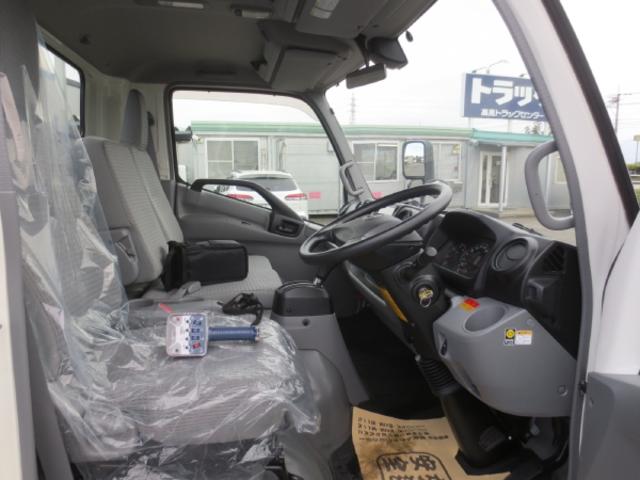 デュトロ セミロング全低床 2t 簡易クレーン付(15枚目)