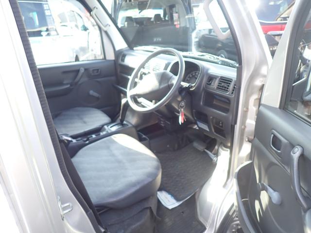 キャリイトラック KC 4WD AT車 エアコン パワステ 三方開 CD ラジオ 社外ラジエターグリル パートタイム4WD(8枚目)
