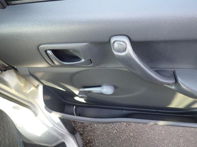 キャリイトラック KC 4WD AT車 エアコン パワステ 三方開 CD ラジオ 社外ラジエターグリル パートタイム4WD(10枚目)