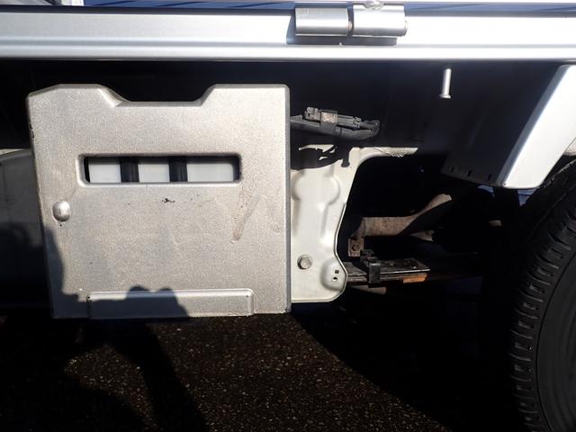 キャリイトラック KC 4WD AT車 エアコン パワステ 三方開 CD ラジオ 社外ラジエターグリル パートタイム4WD(17枚目)