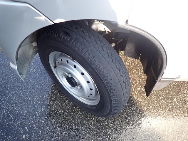 キャリイトラック KC 4WD AT車 エアコン パワステ 三方開 CD ラジオ 社外ラジエターグリル パートタイム4WD(18枚目)