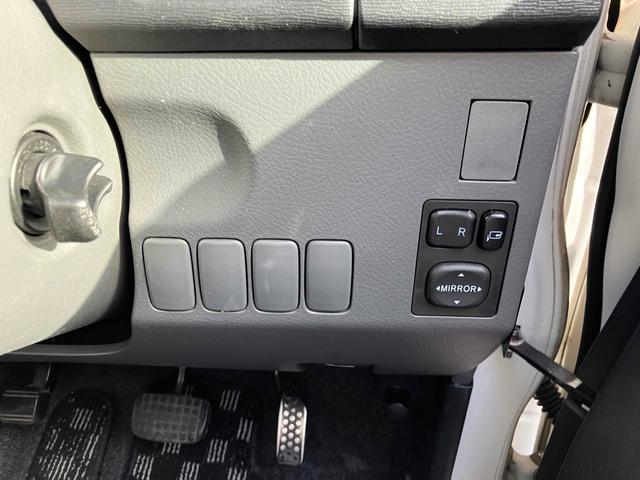 タント カスタムＶＳ　ＨＩＤ　スマートキー　電動格納ミラー　ベンチシート　ＡＴ　盗難防止システム　ＡＢＳ　ＣＤ　ＤＶＤ再生　アルミホイール　衝突安全ボディ　エアコン　パワーステアリング　パワーウィンドウ　運転席エアバッグ（27枚目）