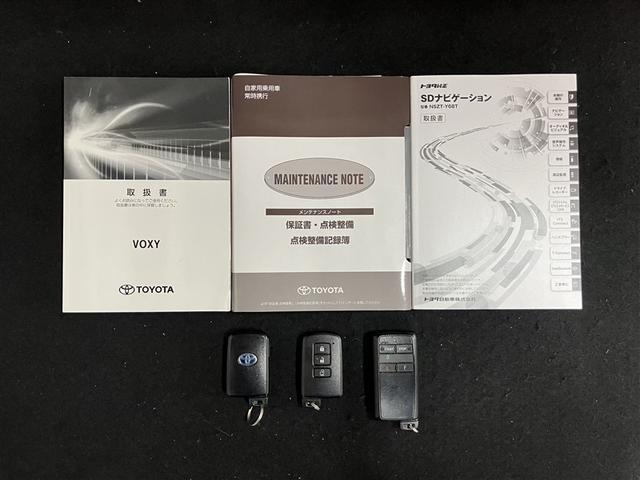 ヴォクシー ハイブリッドV フルセグ メモリーナビ DVD再生 ミュージックプレイヤー接続可 バックカメラ 衝突被害軽減システム ETC ドラレコ 電動スライドドア LEDヘッドランプ 乗車定員7人 3列シート ワンオーナー(40枚目)