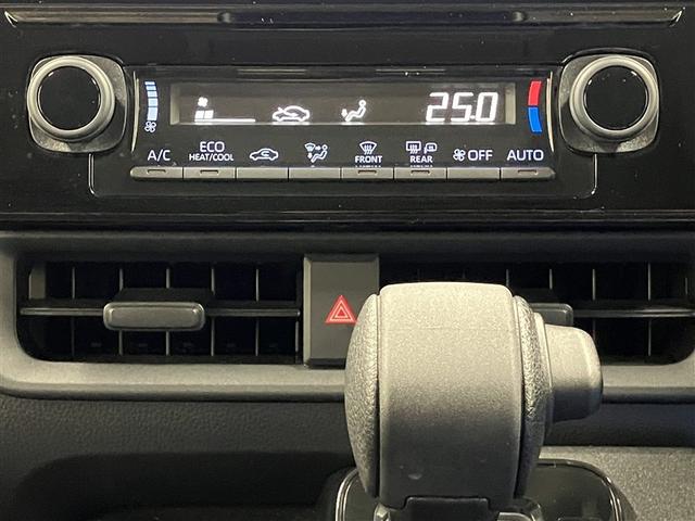 オートエアコンで車内も快適です。冬や雨の日の室内の結露防止等コンディションに加えて、冷え過ぎ、暖め過ぎに因る燃費を悪化を防ぎます。一度、温度を設定すれば自動的に過ごし易い温度に調整してくれますよ。