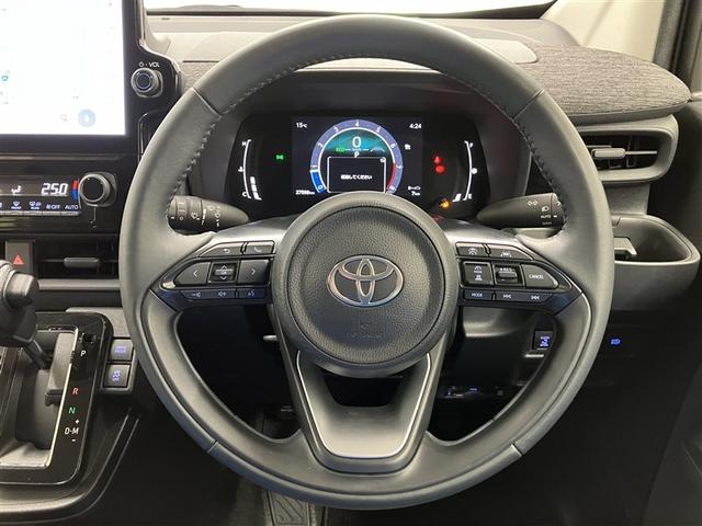 ステアリングスイッチにて走行中に視線を外すことなく、インフォメーションディスプレイやオーディオ操作ができます。視線移動が少ないので、快適で安全なドライビングに貢献します。