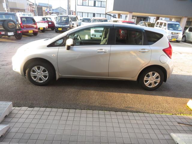 ノート Ｘ　ＤＩＧ－Ｓ　純正ナビＴＶ　スマートキーレス　プッシュスタート　ＥＴＣ　バックカメラ　電動格納ミラー　パワーステアリング　パワーウィンドウ　エアコン　両席エアバッグ（5枚目）