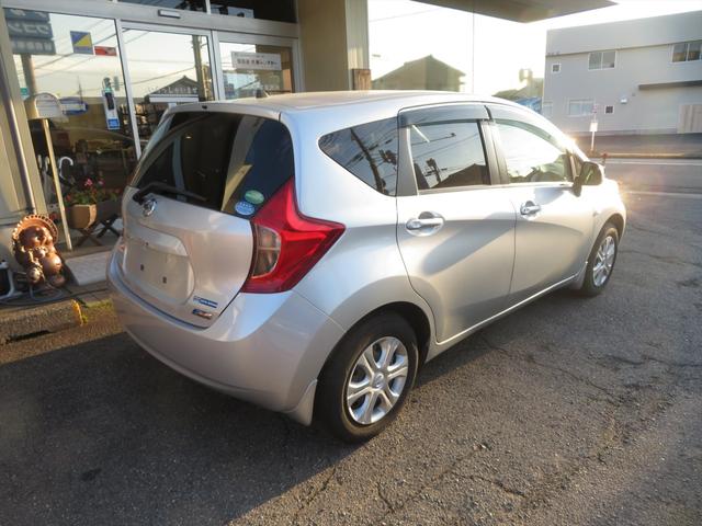 ノート Ｘ　ＤＩＧ－Ｓ　純正ナビＴＶ　スマートキーレス　プッシュスタート　ＥＴＣ　バックカメラ　電動格納ミラー　パワーステアリング　パワーウィンドウ　エアコン　両席エアバッグ（8枚目）