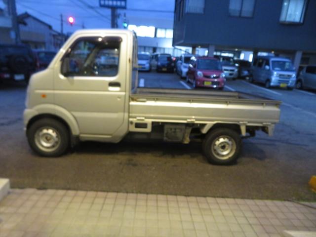 キャリイトラック ＫＣエアコン・パワステ　運転席エアバッグ　ラジオ　フロアマット　ドアバイザー　エアコン　パワステ　４ＷＤ　３方開　トラック　５速マニュアル　荷台マット　荷台ゲートチェーン（5枚目）
