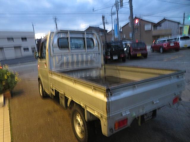 キャリイトラック ＫＣエアコン・パワステ　運転席エアバッグ　ラジオ　フロアマット　ドアバイザー　エアコン　パワステ　４ＷＤ　３方開　トラック　５速マニュアル　荷台マット　荷台ゲートチェーン（6枚目）