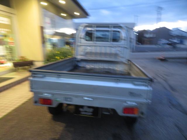 キャリイトラック ＫＣエアコン・パワステ　運転席エアバッグ　ラジオ　フロアマット　ドアバイザー　エアコン　パワステ　４ＷＤ　３方開　トラック　５速マニュアル　荷台マット　荷台ゲートチェーン（7枚目）