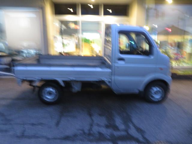 キャリイトラック ＫＣエアコン・パワステ　運転席エアバッグ　ラジオ　フロアマット　ドアバイザー　エアコン　パワステ　４ＷＤ　３方開　トラック　５速マニュアル　荷台マット　荷台ゲートチェーン（9枚目）