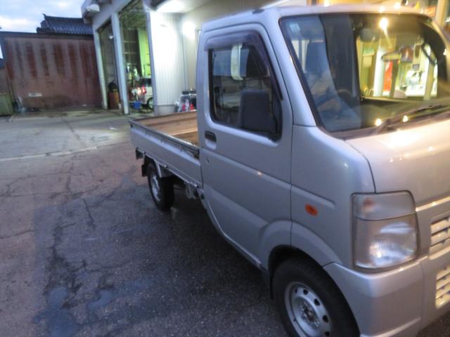 キャリイトラック ＫＣエアコン・パワステ　運転席エアバッグ　ラジオ　フロアマット　ドアバイザー　エアコン　パワステ　４ＷＤ　３方開　トラック　５速マニュアル　荷台マット　荷台ゲートチェーン（10枚目）