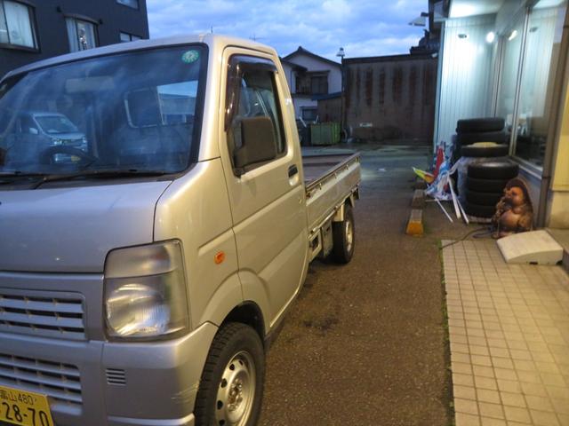 キャリイトラック ＫＣエアコン・パワステ　運転席エアバッグ　ラジオ　フロアマット　ドアバイザー　エアコン　パワステ　４ＷＤ　３方開　トラック　５速マニュアル　荷台マット　荷台ゲートチェーン（11枚目）