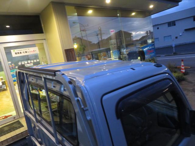 キャリイトラック ＫＣエアコン・パワステ　運転席エアバッグ　ラジオ　フロアマット　ドアバイザー　エアコン　パワステ　４ＷＤ　３方開　トラック　５速マニュアル　荷台マット　荷台ゲートチェーン（13枚目）