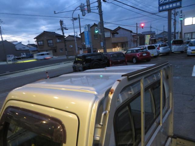 キャリイトラック ＫＣエアコン・パワステ　運転席エアバッグ　ラジオ　フロアマット　ドアバイザー　エアコン　パワステ　４ＷＤ　３方開　トラック　５速マニュアル　荷台マット　荷台ゲートチェーン（14枚目）