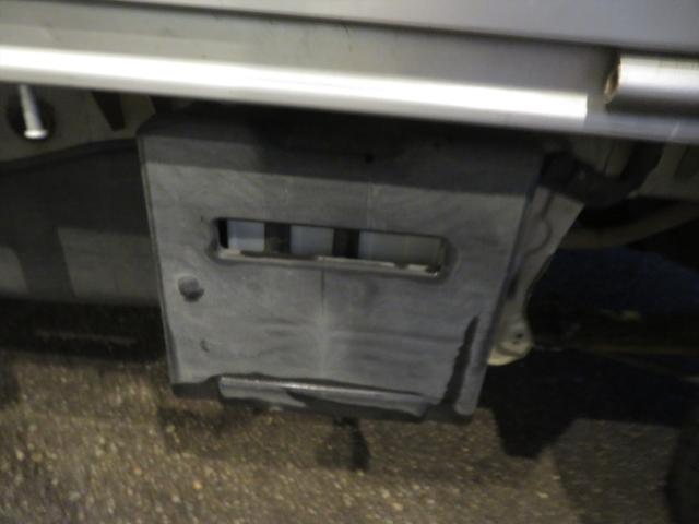 キャリイトラック ＫＣエアコン・パワステ　運転席エアバッグ　ラジオ　フロアマット　ドアバイザー　エアコン　パワステ　４ＷＤ　３方開　トラック　５速マニュアル　荷台マット　荷台ゲートチェーン（16枚目）