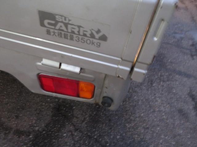 キャリイトラック ＫＣエアコン・パワステ　運転席エアバッグ　ラジオ　フロアマット　ドアバイザー　エアコン　パワステ　４ＷＤ　３方開　トラック　５速マニュアル　荷台マット　荷台ゲートチェーン（19枚目）